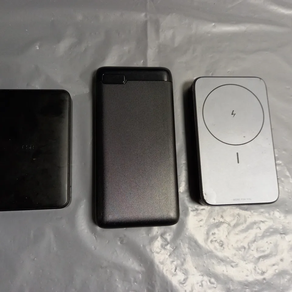 LOT OF 3 POWER BANKS TO INCLUDE UGREEN, ESR AND BYSSO