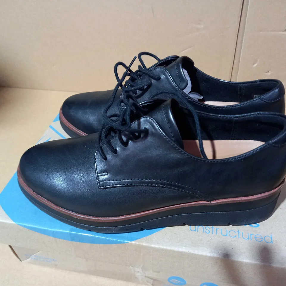 BOXE PAIR OF OUTLET CLARKS SHAYLIN LACE UP SHOE SIZE 5 BLACK