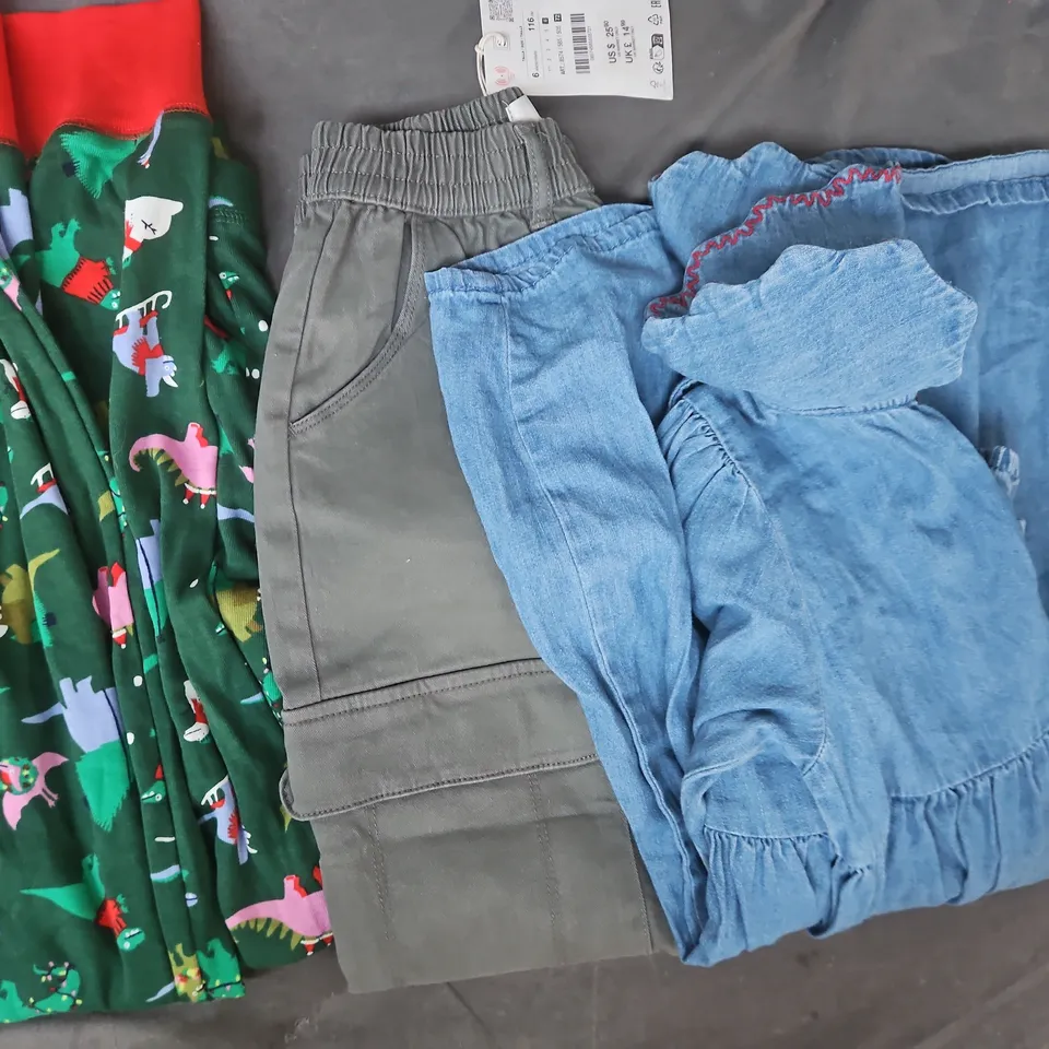 BOX OF APPROXIMATELY 20 ASSORTED KID'S CLOTHING AND FASHION PRODUCTS IN VARIOUS STYLES AND SIZES - COLLECTION ONLY