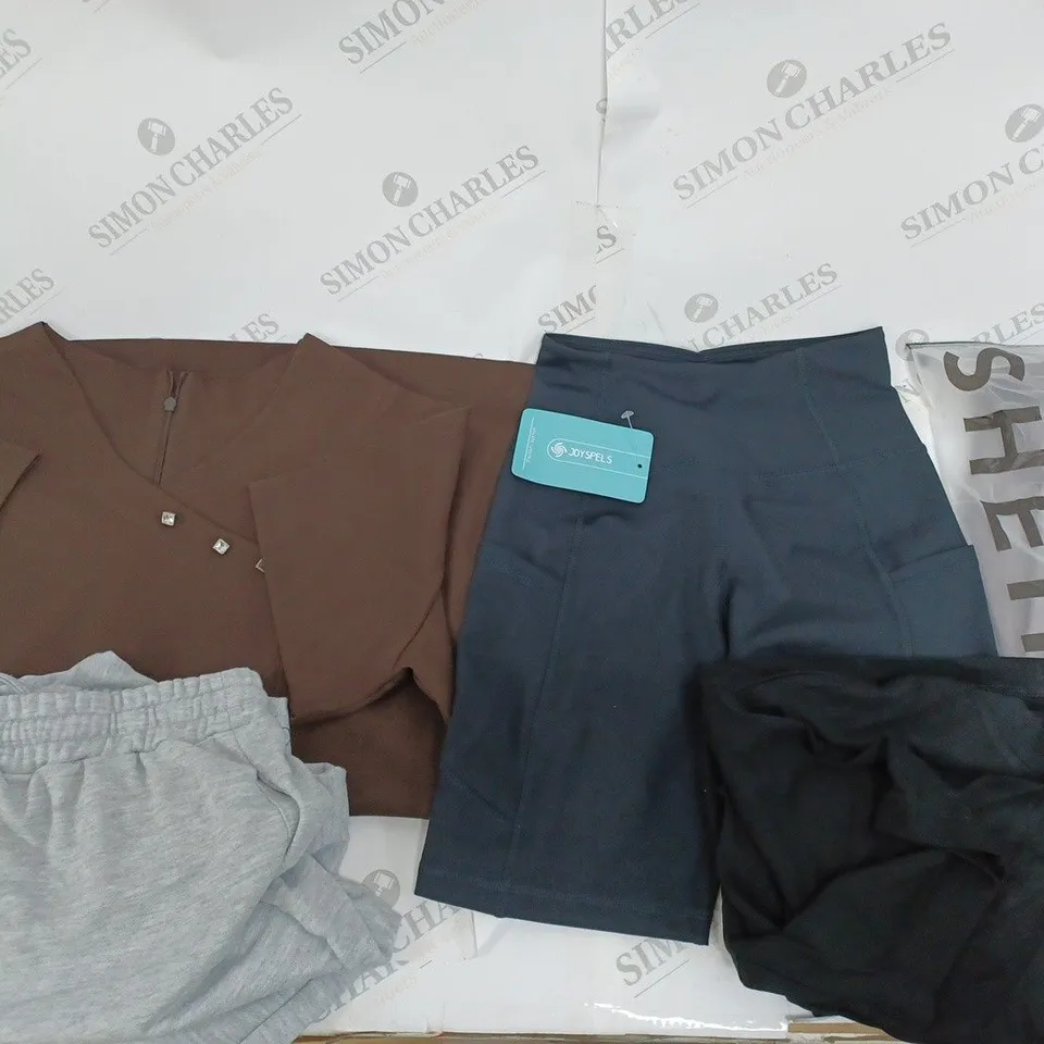 LARGE QUANTITY OF CLOTHING ITEMS TO INCLUDE DRESSES, SWEATERS, JEANS, T-SHIRTS, ETC