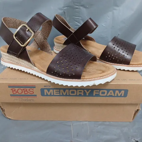 BOXED PAIR OF SKECHERS SANDALS IN CHOCOLATE SIZE 7