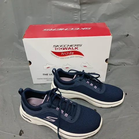 BOXED PAIR OF SKECHERS GO WALK ARCHFIT WOMENS LACE UP TRAINER UK 7