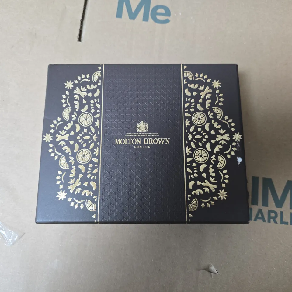 MOLTON BROWN LONDON RE-CHARGE BLACK PEPPER GIFT SET – 3-PIECE (SHOWER GEL, BODY LOTION & ACCESSORY)