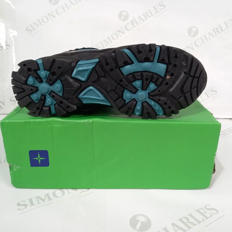 BOXED PAIR OF MOUNTAIN WAREHOUSE SOFTSHELL WATERPROOF KIDS BOOTS IN BLACK/TEAL UK SIZE 2