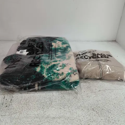 BOX OF APPROXIMATELY 6 ASSORTED CLOTHING ITEMS TO INCLUDE 1/4 ZIP TEDDY FLEECE ETC