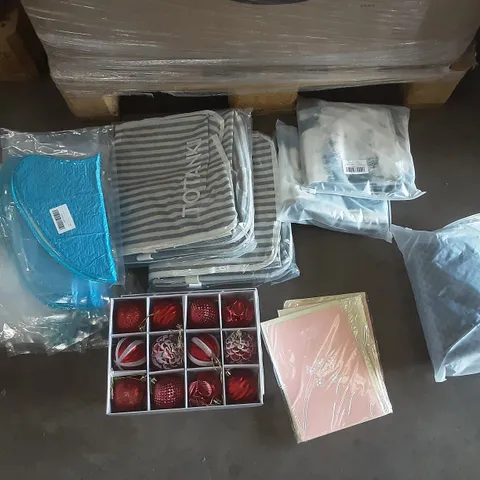 PALLET OF ASSORTED HOMEWARE ITEMS TO INCLUDE STEAM MOP CLOTHS, TOTE BAGS, CHRISTMAS DECORATIONS ETC