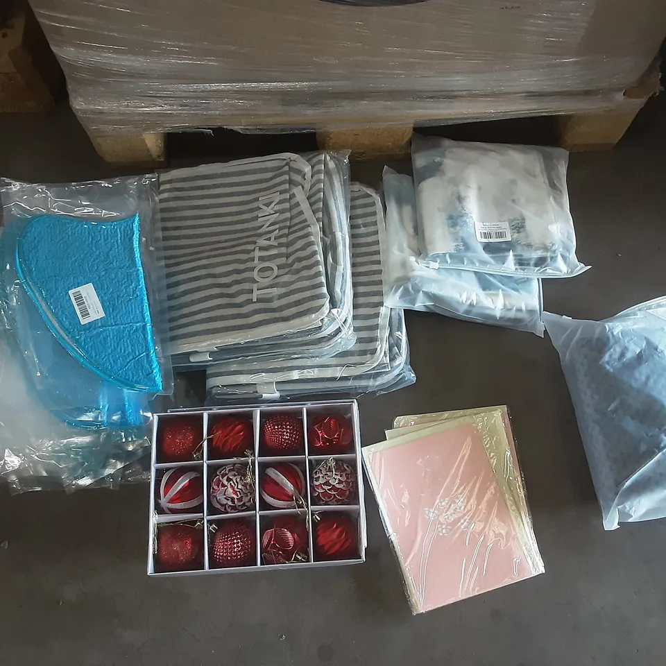 PALLET OF ASSORTED HOMEWARE ITEMS TO INCLUDE STEAM MOP CLOTHS, TOTE BAGS, CHRISTMAS DECORATIONS ETC