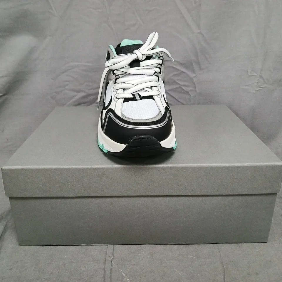 BOXED PAIR OF CLEENS PULSE RUNNER TRAINERS IN MINT SIZE UK 8