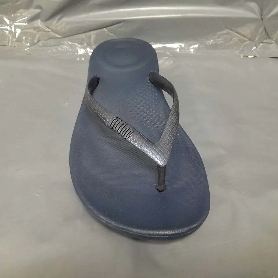 BOXED PAIR OF FITFLOP TOE-POST FLIP-FLOPS IN NAVY UK SIZE 4