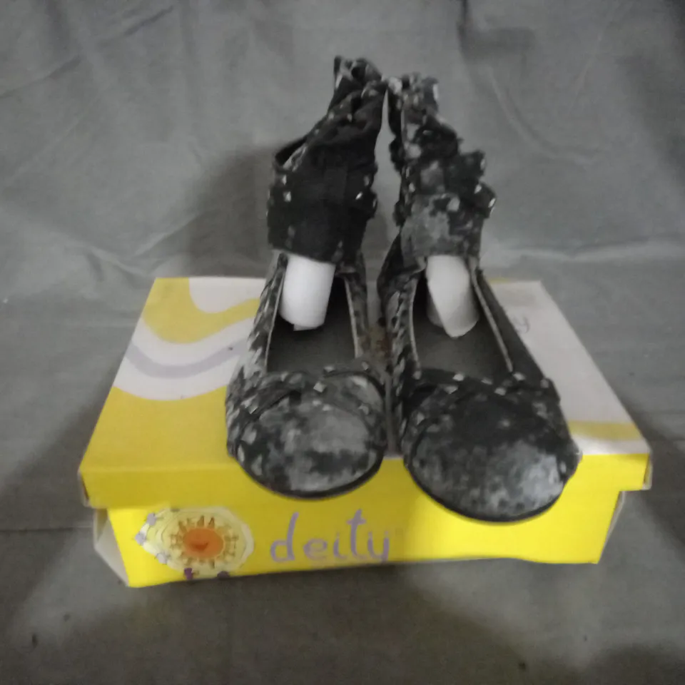 APPROXIMATELY 10 BOXED PAIR OF DEITY JUNIOR KIDS SHOES IN VARIOUS SIZES