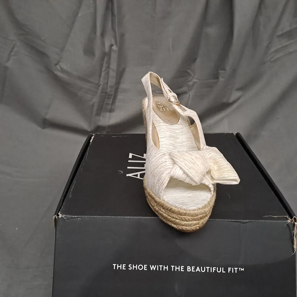 BOXED PAIR OF NATURALIZER BETTINA WEDGE SANDALS IN WHITE SIZE 6 