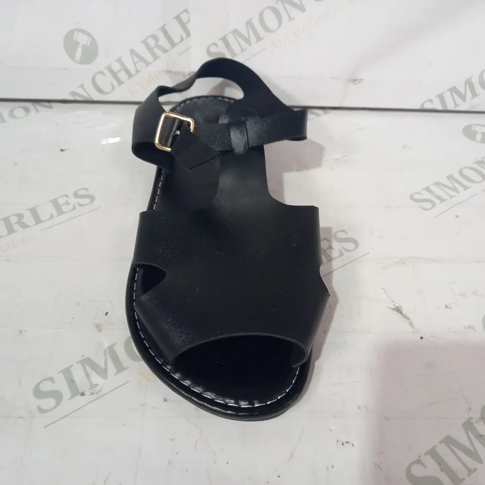 PAIR OF DESIGNER OPEN TOE FLAT SANDALS IN BLACK EU SIZE 38