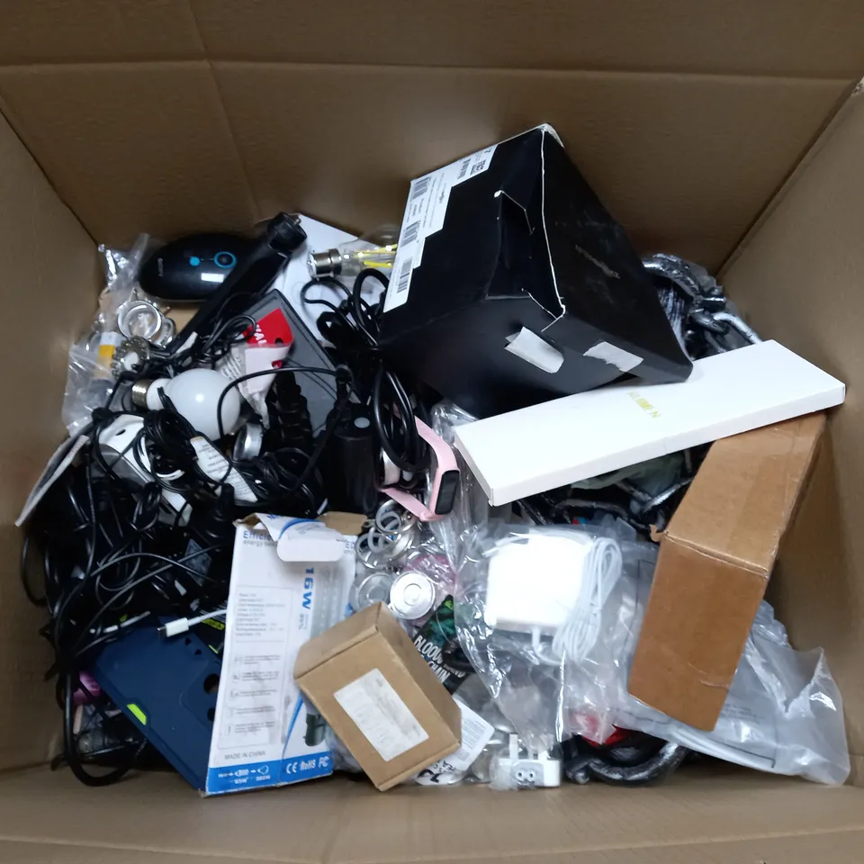 BOX OF APPROX 20 ASSORTED ITEMS TO INCLUDE - BOBBIN WINDER - ZUPRA SMART VISUAL EAR CLEANER - FLAMELESS LED CANDLE ECT