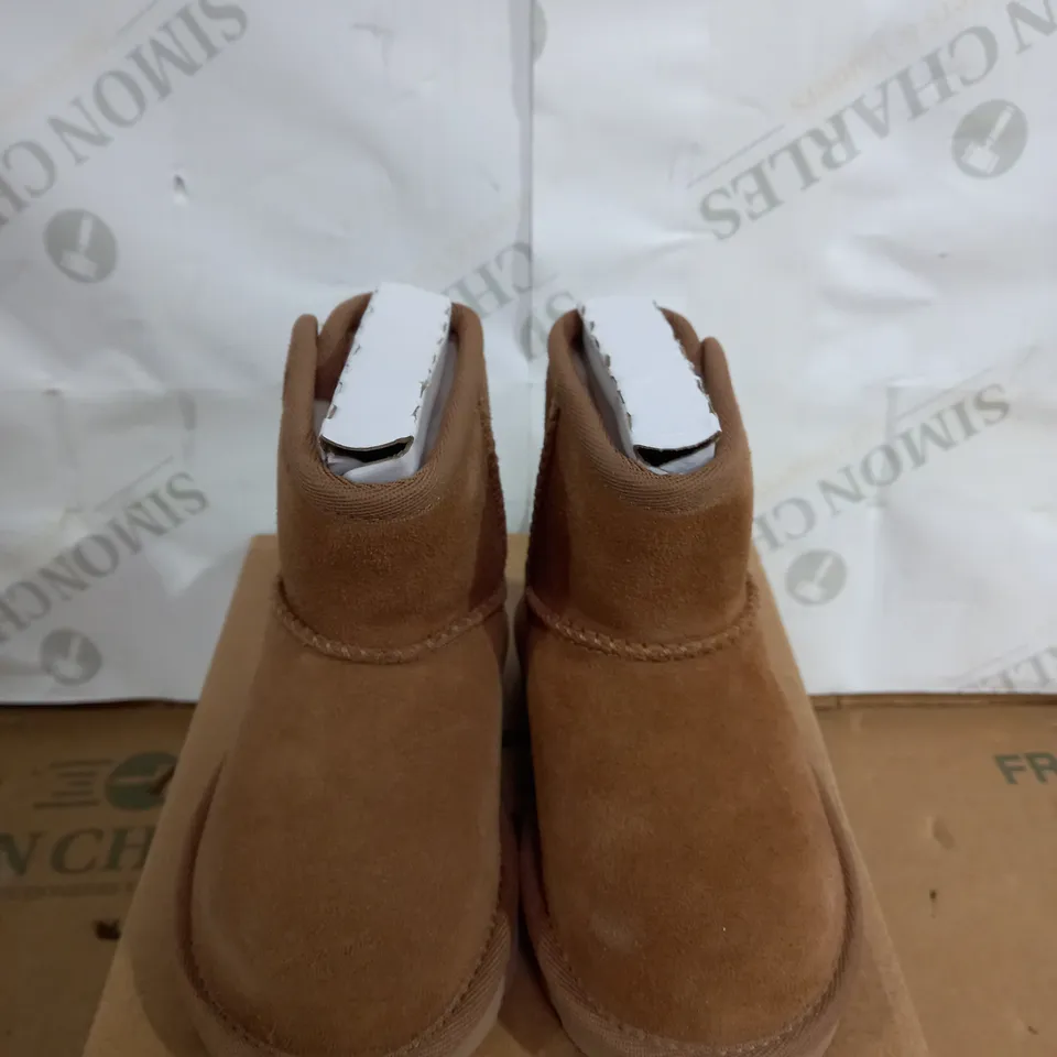 BOXED PAIR OF CHILDRENS BROWN UGG BOOTS SIZE 5