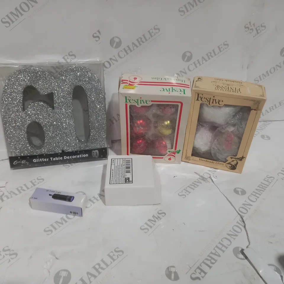 TOTE OF APPROXIMATELY 14 ASSORTED ITEMS TO INCLUDE A UV FLASH LIGHT, GLITTER TABLE DECORATION AND A FESTIVE HANDMADE GLASS