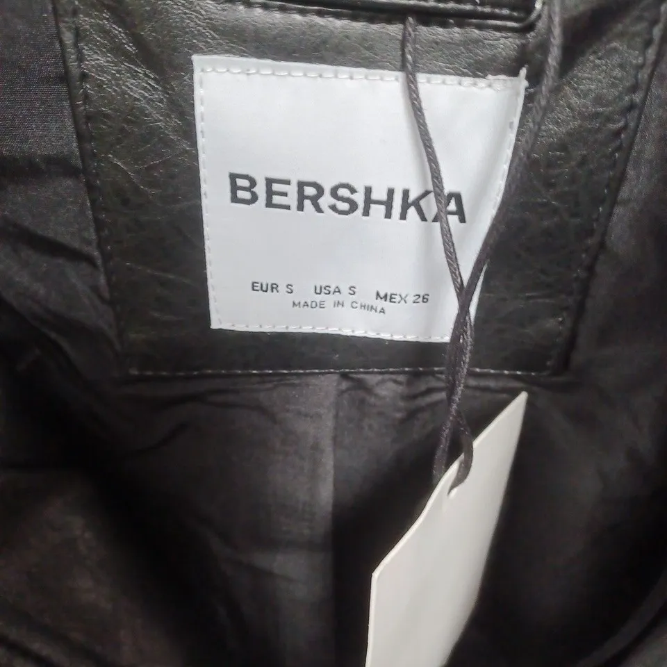 BERSHKA BLACK FAUX LEATHER BOMBER JACKET – SIZE S (EU S / US S / MX 26) UK SIZE NOT SHOWN