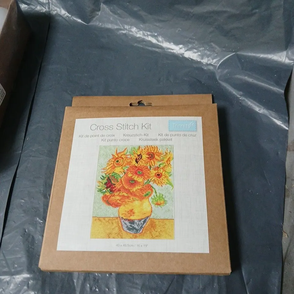 BOX OF APPROXIMATELY 20 ASSORTED HOUSEHOLD ITEMS INCLUDING CHRISTMAS BAUBLES , CROSS KIT KIT AND ION8 WATER BOTTLE