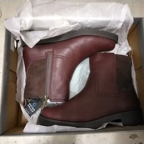 3 SHOE BOXES OF SHOES INCLUDING 2 × MODA BY PELLE EMB WEDGE MULTI BLUE SNAKESKIN SIZE 8, CHELSEA BOOTS SCOTCH SIZE 5
