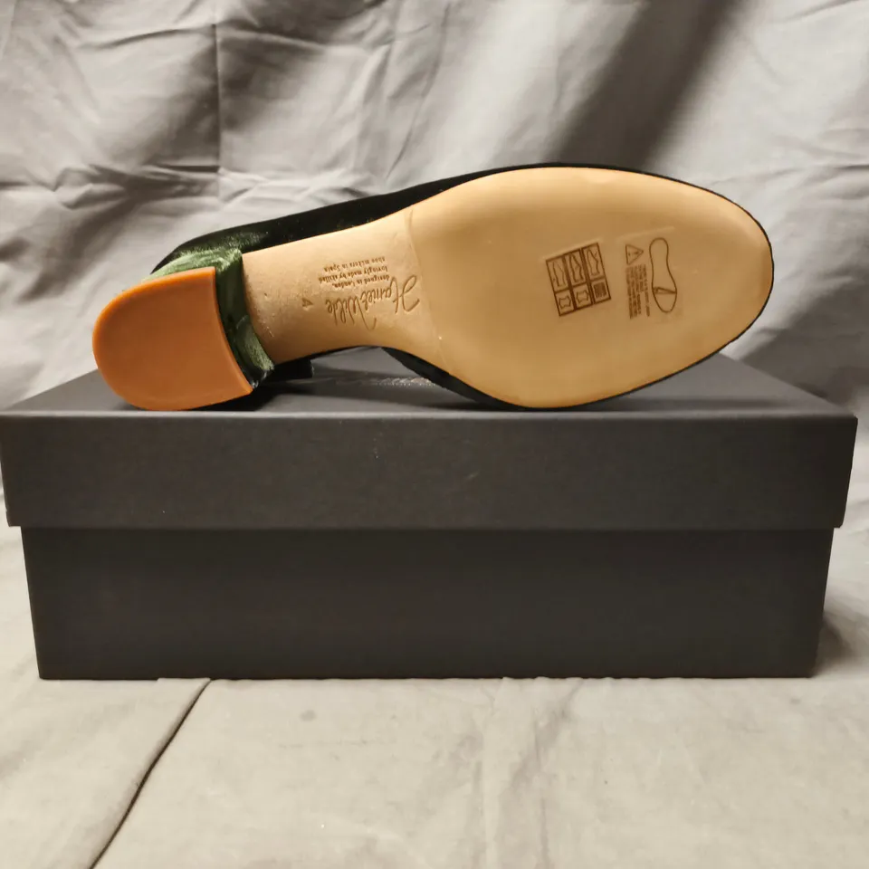 BOXED PAIR OF HARRIET WILDE MID BLOCK HEEL SHOES IN FOREST GREEN SIZE UK 4