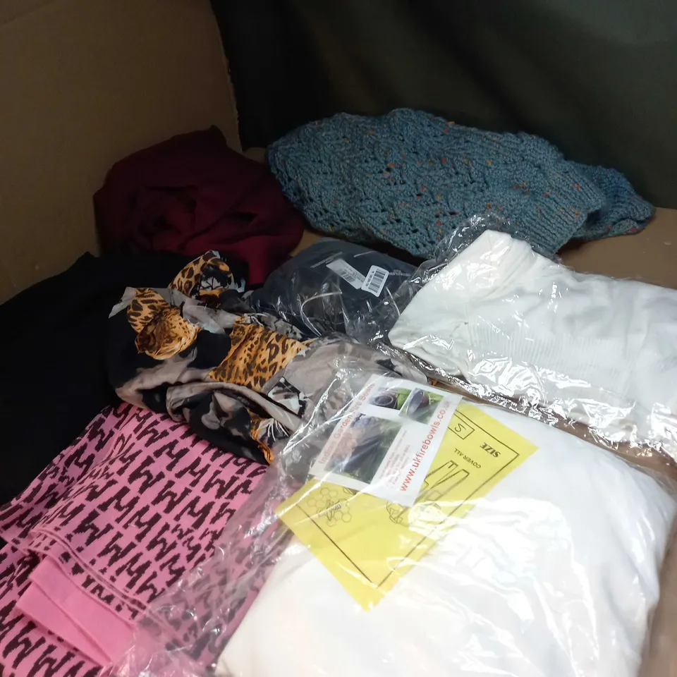 LOT OF APPROX 20 ASSORTED CLOTHING ITEMS TO INCLUDE JUMPERS, SOCKS AND T-SHIRTS