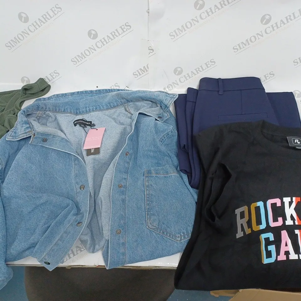 LARGE QUANTITY OF CLOTHING ITEMS TO INCLUDE DRESSES, JEANS, T-SHIRTS, ETC