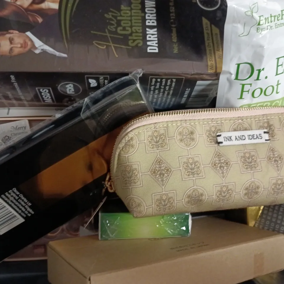 APPROXIMATELY 20 ASSORTED COSMETIC ITEMS TO INCLUDE ESTRID, AVEENO, AKCK, ETC - COLLECTION ONLY