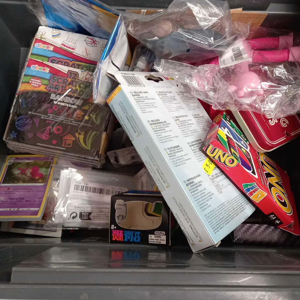 BOX OF APPROX 20 ASSORTED TOYS TO INCLUDE -  ARTBOX 20 COLOURING PENCILS - ENGLAND CONSTRUCTION TOY - PLAY DOH IN PURPLE ECT
