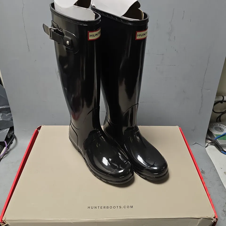 BOXED PAIR OF HUNTER WELLINGTON BOOTS IN BLACK - 7