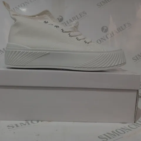 BOXED PAIR OF FASHION PLATFORM CANVAS SHOES IN OFF-WHITE EU SIZE 41