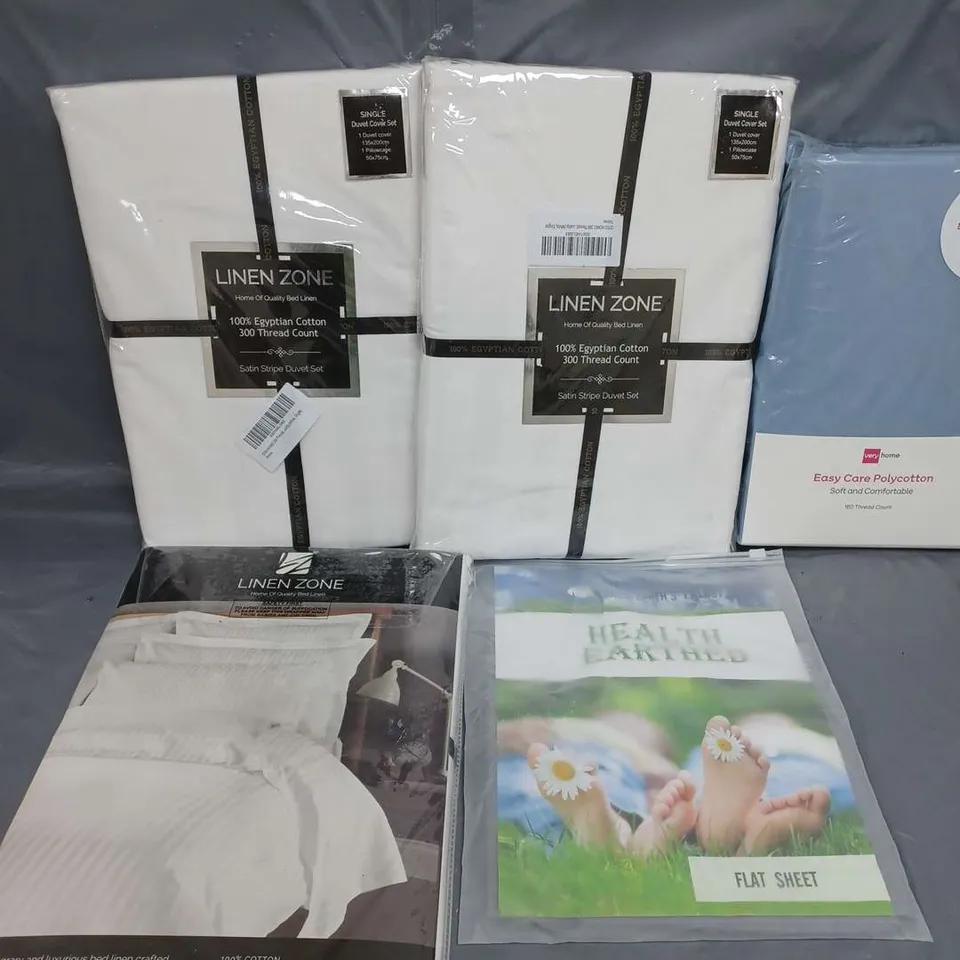 LOT OF 5 ASSORTED BEDDING TO INCLUDE VERY HOME FITTED SHEET AND LINEN ZONE SINGLE DUVET SETS