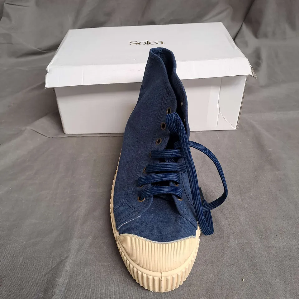 BOXED PAIR OF SOLEA CANVAS SNEAKERS IN NAVY SIZE 6