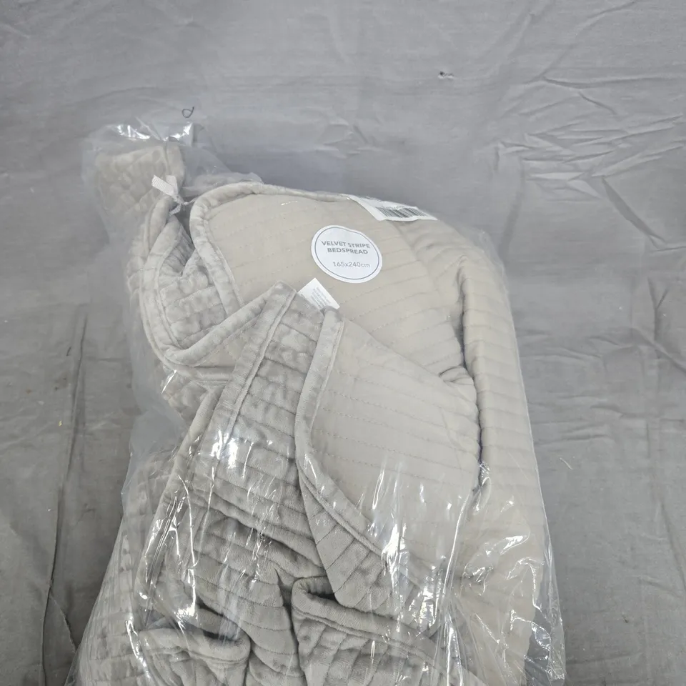 MICHELLE KEEGAN VELVET STRIPE BEDSPREAD - 165X240CM