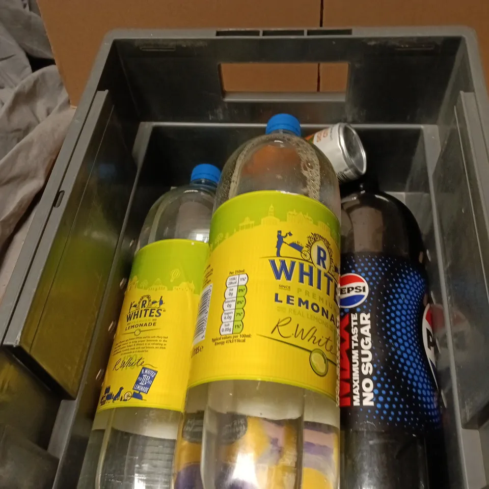 APPROXIMATELY 6 ASSORTED DRINK ITEMS INCLUDING FIX8 KOMBUCHA  AND R WHITES LEMONADE 