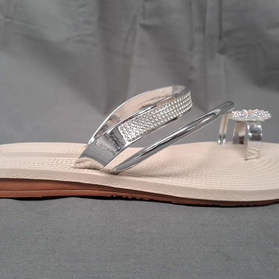 BOXED PAIR OF DESIGNER SANDALS IN METALLIC SILVER EU SIZE 40