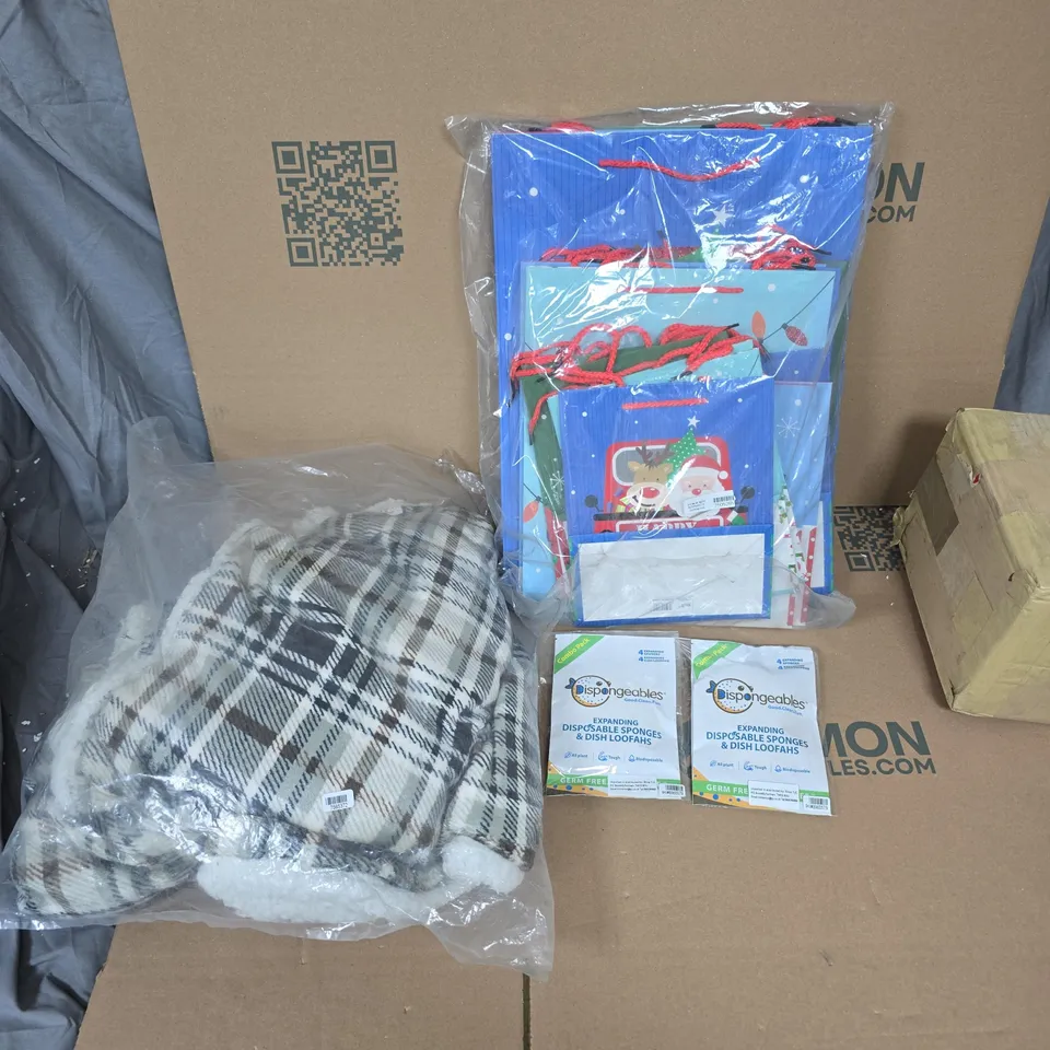 LARGE QUANTITY OF ASSORTED ITEMS TO INCLUDE FLEECED BLANKET, CHRISTMAS GIFT BAGS, DISPOSABLE DISH SPONGES, ETC - COLLECTION ONLY