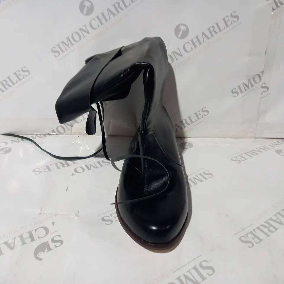 BOXED PAIR OF DESIGNER BOOTS IN BLACK EU SIZE 39