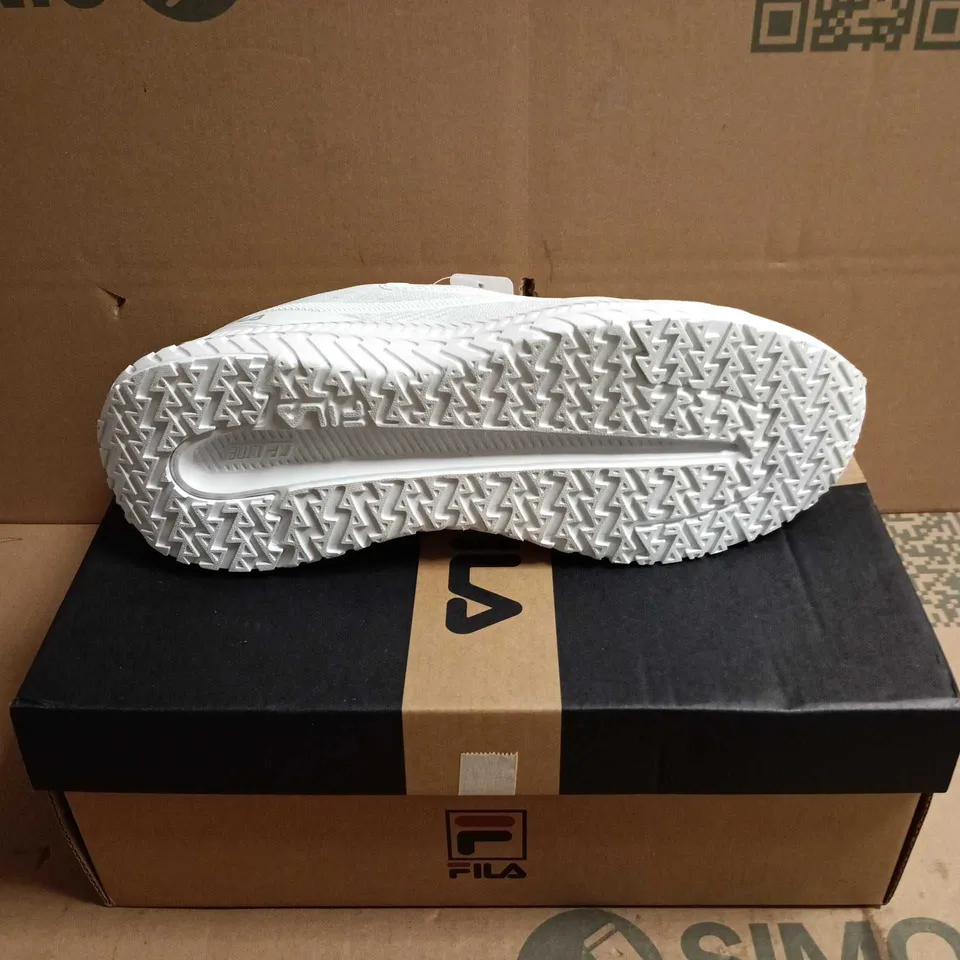 BOXED PAIR OF FILA MEN'S WHITE MESH TRAINERS – UK 8