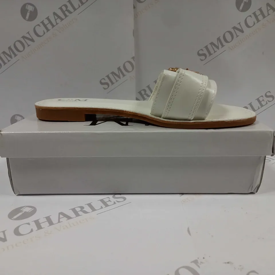 BOXED PAIR OF C'M PARIS FLAT SANDALS IN WHITE UK SIZE 5 