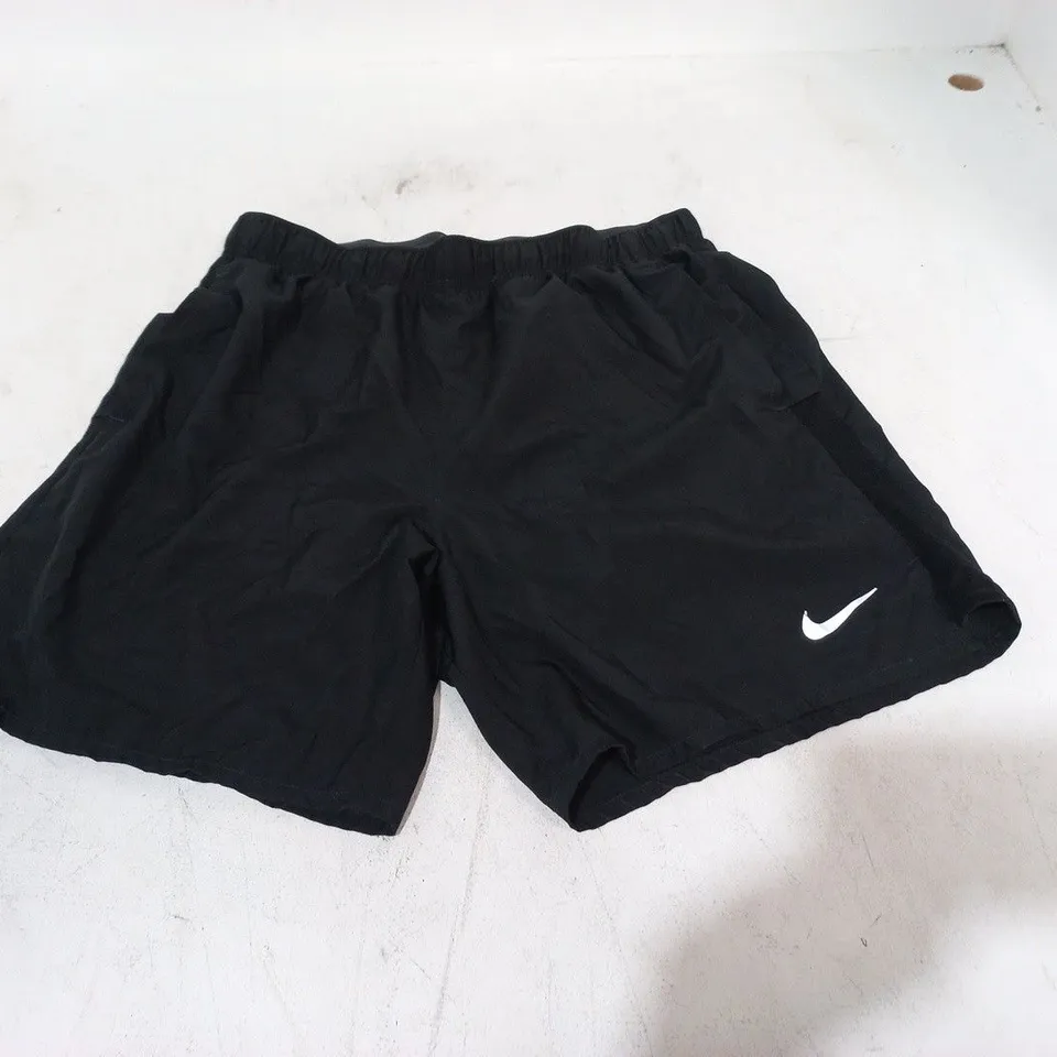 NIKE DRI-FIT SHORTS IN BLACK - M