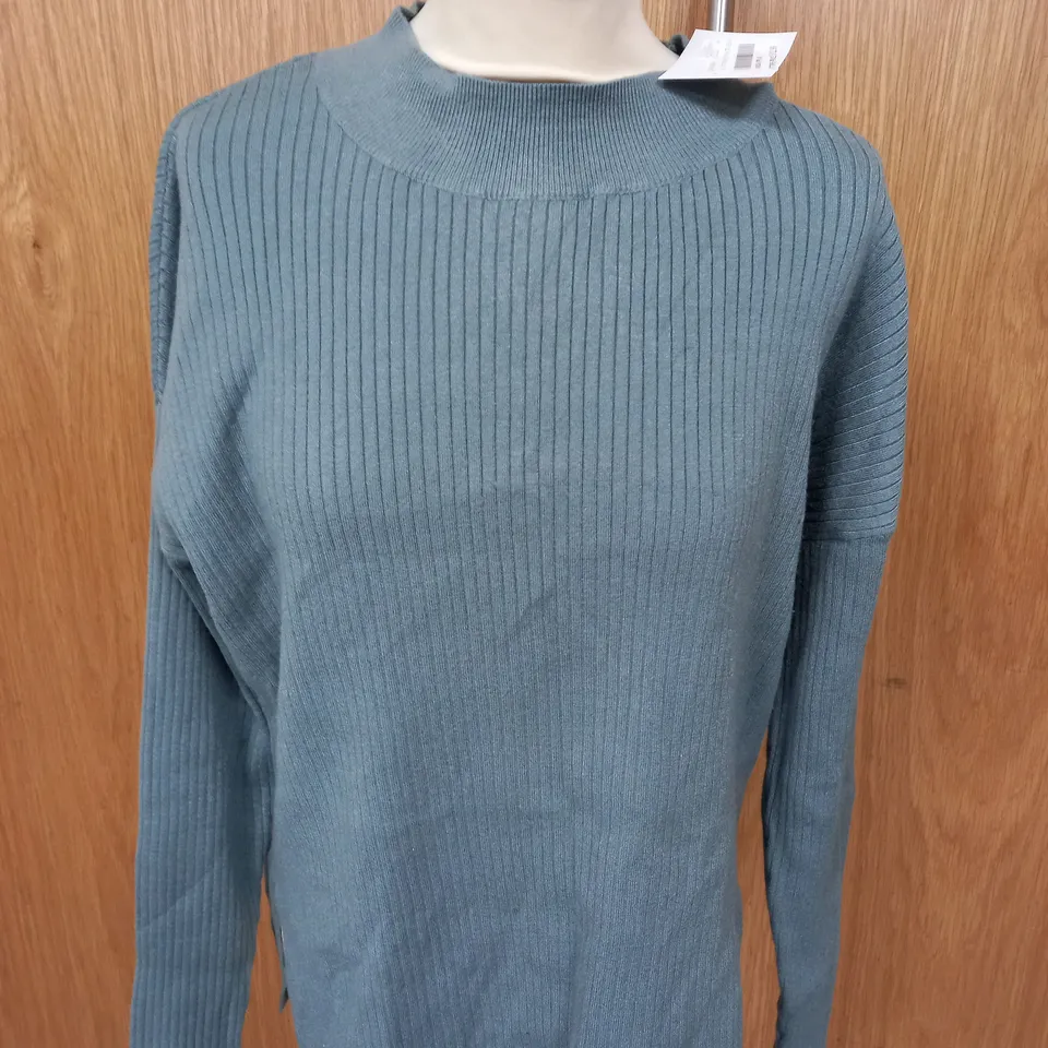 APPROXIMATELY 10 ASSORTED CLOTHING ITEMS IN VARIOUS SIZES TO INCLUDE SHIRTS, DRESSES, TROUSERS ETC. 