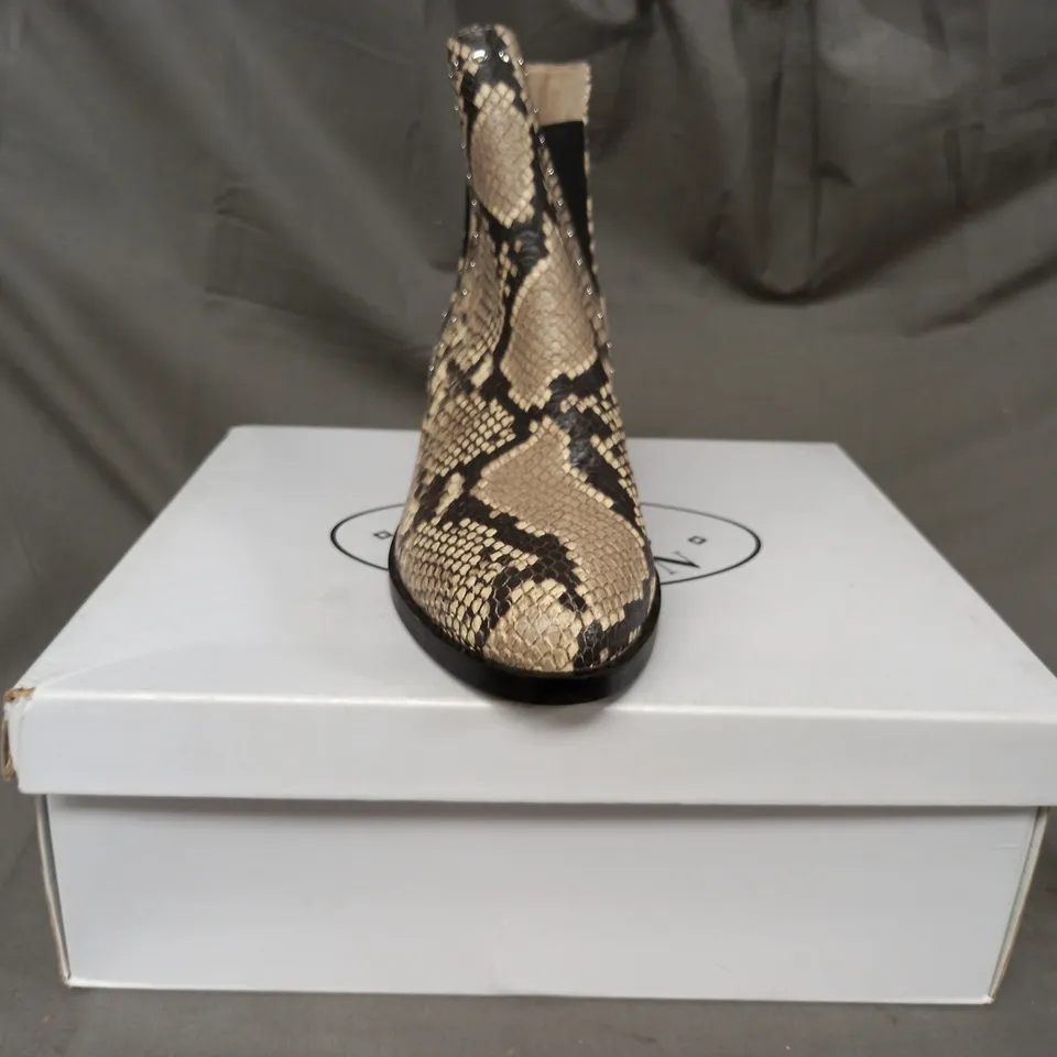 BOXED PAIR OF STEVE MADDEN CADE LEATHER ANKLE BOOTS IN BEIGE EU SIZE 41