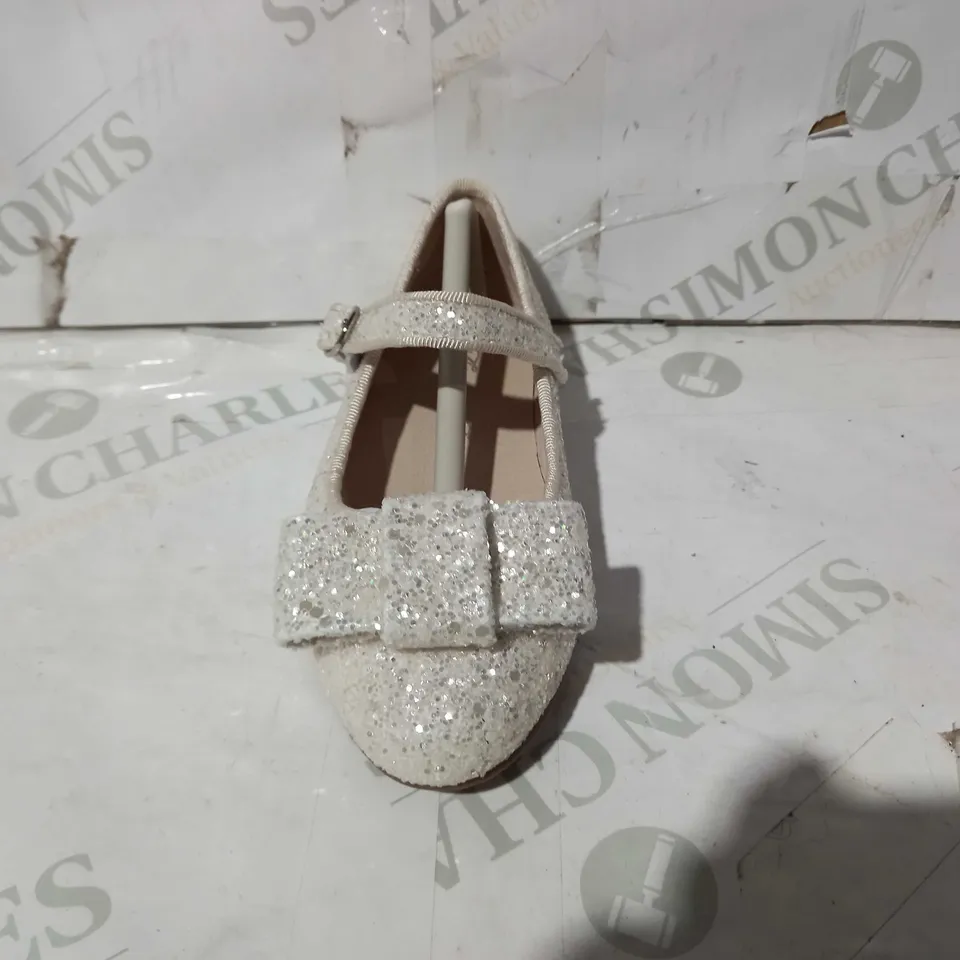 BOXED PAIR OF FTGE OF INNOCENCE CHILDREN'S BALLERINA STYLE SHOES IN BEIGE W. GLITTER EFFECT SIZE 25