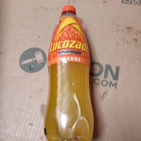 APPROXIMATELY 6 ASSORTED DRINK ITEMS INCLUDING LUCOZADE ORANGE , KIRKLAND SPRING WATER AND 7UP ZERO SUGAR 