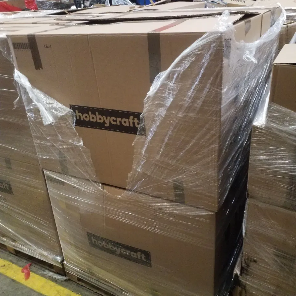 PALLET CONTAINING ASSORTED CHRISTMAS PRODUCTS & DECORATIONS INCLUDING 3D WOODEN STAR, SILICONE MOULD GINGERBREAD HOUSE, FETA TABLE RUNNER, LED WOODEN TREE