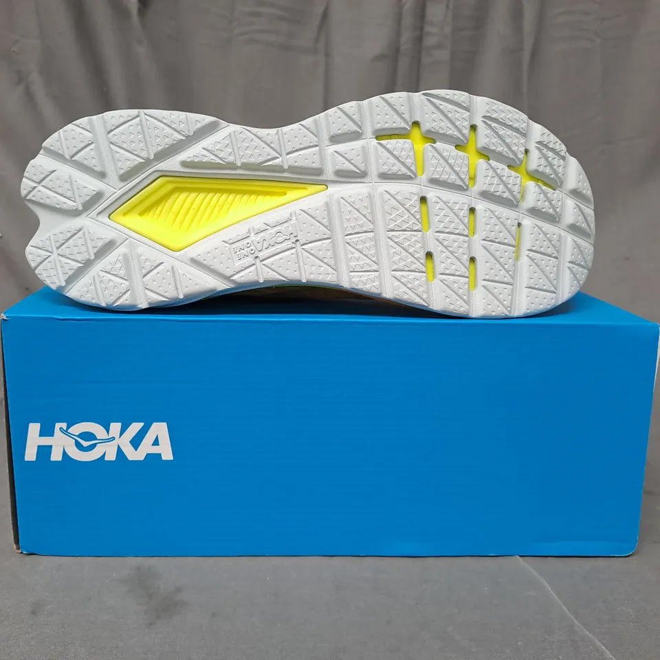 BOXED PAIR OF HOKA M MACH 5 SHOES IN ORANGE/YELLOW UK SIZE 10