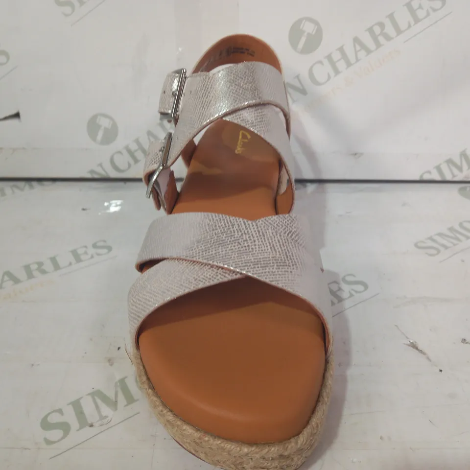 BOXED PAIR OF CLARKS KIMMEI BUCKLE OPEN TOE SANDALS IN METALLIC SILVER UK SIZE 4.5