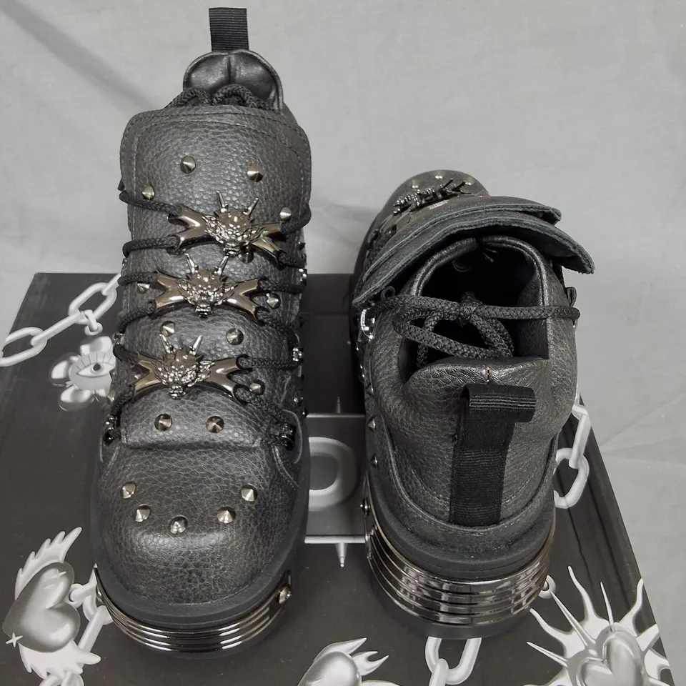 BOXED KOI DRAGON HARDWARE BLACK SHOES - UK 5
