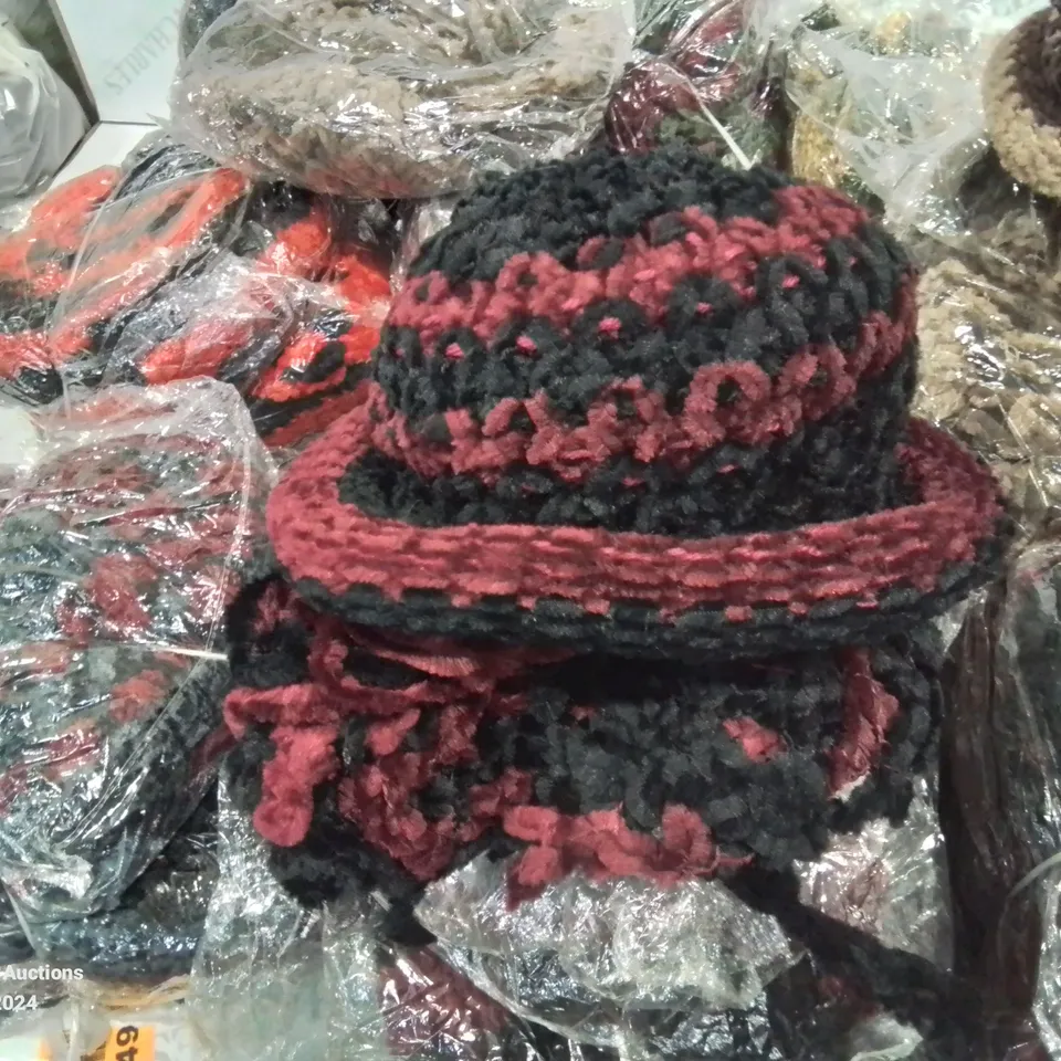 LOT CONTAINING LARGE AMOUNT OF BAGGED WOOLEN HATS IN VARIOUS COLOURS AND DESIGNS 