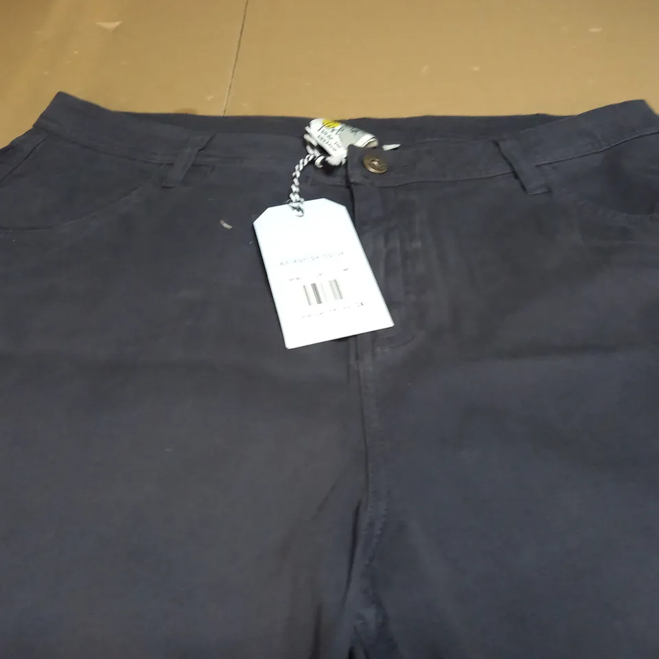 WEIRDFISH CAMEN ORGANIC STRETCH SHORTS - NAVY - UK 14