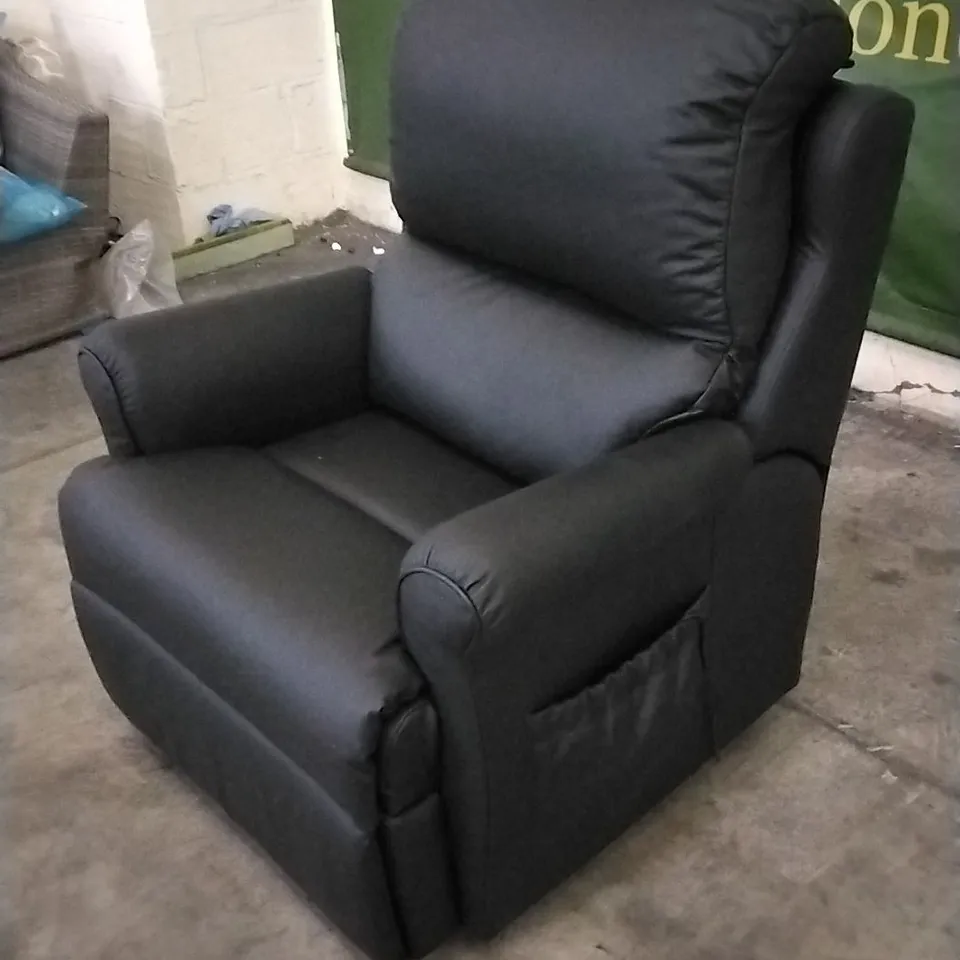 QUALITY BRITISH DESIGNED & MANUFACTURED G PLAN NEWMARKET LARGE DUAL ELEVATE CAMBRIDGE BLACK LEATHER ARMCHAIR